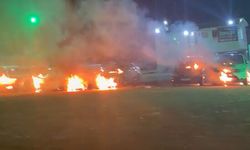 Benzin dökerek 6 otomobili ateşe verdi