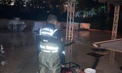 Büyükşehir ekiplerinin yağmur mesaisi gece boyu sürdü