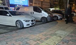 Caddede demir çubuk ve sopalarla darbettiler