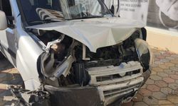 Ehliyetsiz sürücünün kontrolünden çıkan hafif ticari araç, 2 otomobile çarptı; kaza kamerada