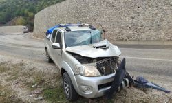 Feke'de TIR'la pikap çarpıştı: 2 yaralı