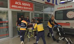 Hafif ticari araç ile otomobil çarpıştı: 1'i ağır, 3 yaralı