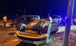 Hafif ticari araçla çarpışan otomobil refüje çıktı: 6 yaralı