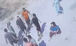 İki aile arasındaki keserli ve bıçaklı kavga kamerada
