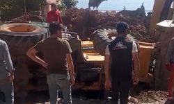 İş makinesi çalışma sırasında çukura düştü