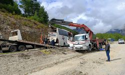 Isparta- Antalya kara yolunda yolcu otobüsü devrildi; 1 ölü, 8 yaralı/Ek fotoğraflar