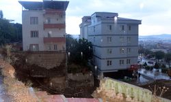 Kahramanmaraş'ta temel kazısında toprak kaydı, 2 bina boşaltıldı