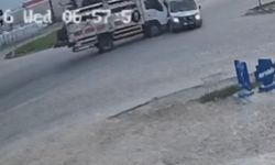 Kamyonet ile hafif ticari araç kavşakta çarpıştı; kaza kamerada