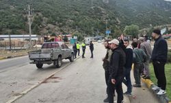 Kontrolden çıkan kamyonet yol ortasında yan yattı