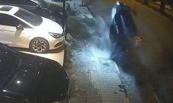 Kontrolden çıkan otomobil, park halindeki araca çarptı; kaza kamerada
