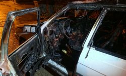 Kozan'da park halindeki otomobil yandı
