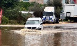 Mersin'de sağanak; ev ve iş yerlerini su bastı, yollar göle döndü