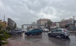 Mersin'de sağanak nedeniyle yolları su bastı