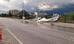 Midibüs demir güvenlik kapısına çarptı