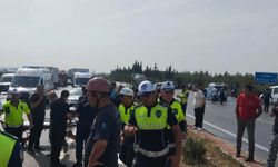 Midibüs, kaygan yolda devrildi; yaralılar var
