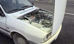 Adana’da alev alan otomobile esnaf yetişti! Yangın tüpüyle faciayı önledi