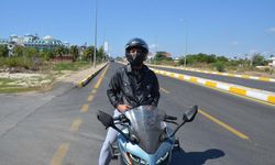 Parasını düşüren motosikletliye sanal medyadan ulaşıp teslim etti