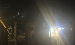 Samandağ'da toprak yüklü hafriyat kamyon devrildi; yol trafiğe kapandı