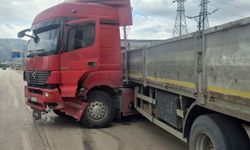 TIR ile otomobil çarpıştı