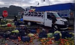 Toprakkale'de TIR ile kamyonet çarpıştı, meyve ve sebzeler yola saçıldı