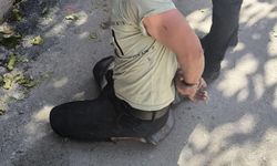 Trafikte önünü kestiği hafif ticari aracı çaldı; o anlar kamerada / Ek fotoğraf