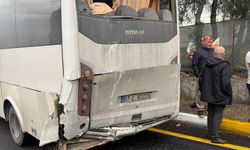 Tur midibüsü park halindeki midibüse çarptı