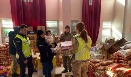 Bingöl’de jandarma ekiplerinin topladığı yardımlar, depremzedelere gönderildi