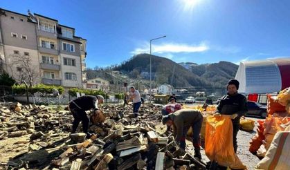 Perşembe’de depremzedeler için başlatılan yakacak yardımı büyüyor
