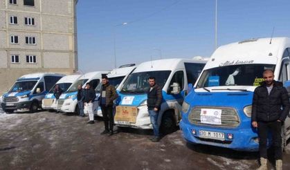 Yüksekova’daki minibüsçüler bir günlük kazançlarını depremzedelere bağışladı