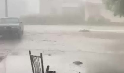 Adana’da fırtına çatıları uçurdu