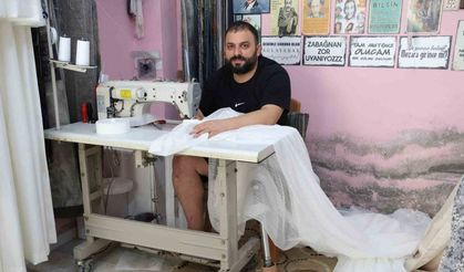 Yemek masasının altında yaşama tutunan depremzede Ali, protez bacağıyla ekmek parasını kazanıyor