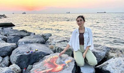 Akdeniz kıyısındaki dalga kıran kayalar ressam eliyle renkleniyor