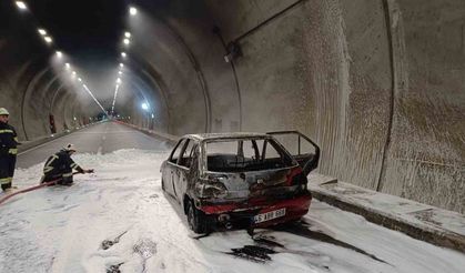 Kahramanmaraş’ta seyir halindeki otomobil alev aldı
