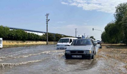 Mersin’deki sağanak araç trafiğini de olumsuz etkiledi