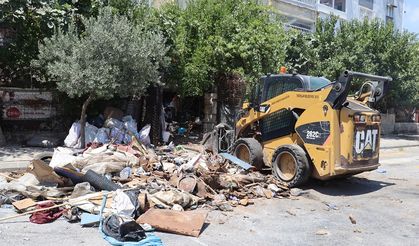 Mersin'de Çöp Evden 7 Kamyon Atık Çıkardı