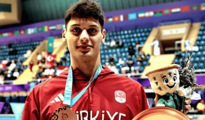 Mersinli Milli Yüzücü Mert Hatipoğlu’ndan Riyad’da Bronz Madalya