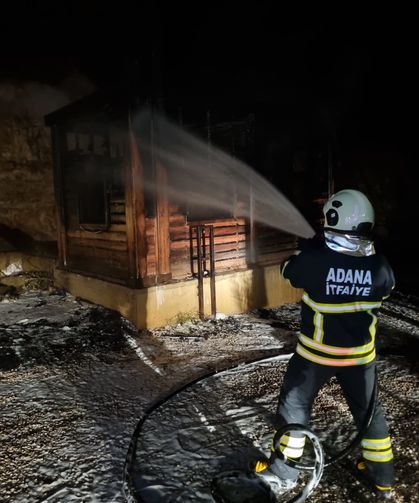 Adana'da kulübede çıkan yangın söndürüldü