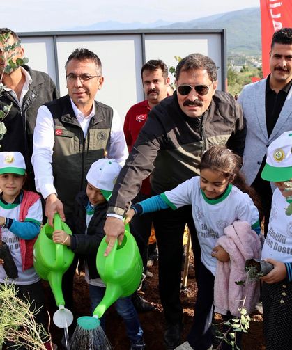 Arsuz'da deprem şehitleri hatıra ormanına 5 bin fidan dikildi