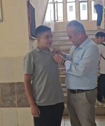 Bilinçli olarak koridora bırakılan pet şişeyi alıp çöpe atan öğrenciye ödül