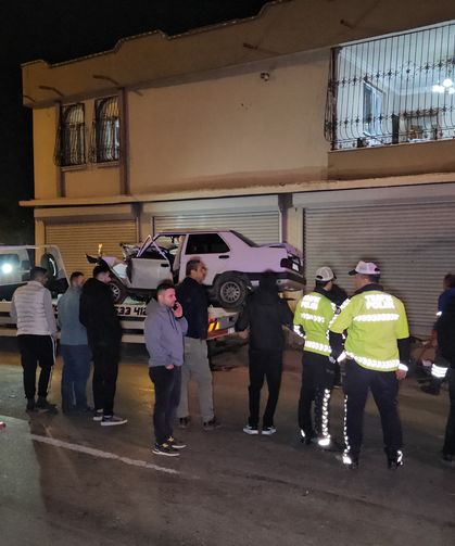 Çocuk sürücünün kullandığı otomobil, kamyonetle çarpıştıktan sonra evin duvarına vurdu: 1 ölü, 1 yaralı