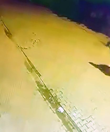 Evin pencerlerine taş atıp, camları kırdı