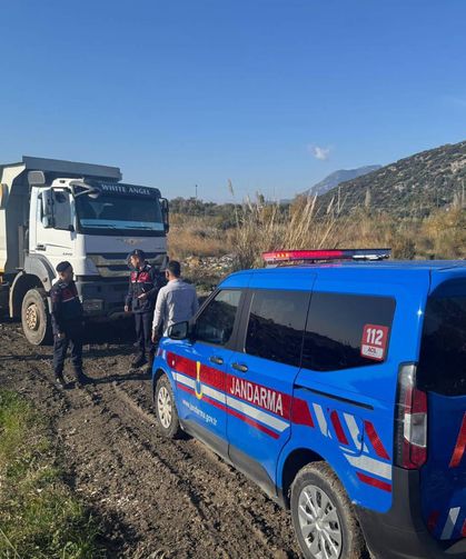 Kaş'ta çay kenarından izinsiz kum alımına müdahale