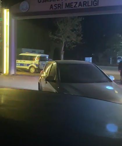 Mezarlıkta park halindeki otomobilde iki gencin cansız bedeni bulundu