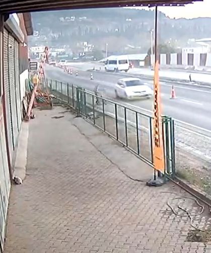 Minibüs ile çarpışan elektrikli motosikletin sürücüsü yaralandı; kaza anı kamerada