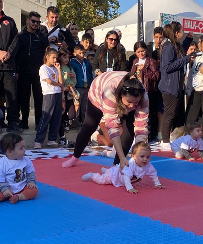Osmaniye'de bebek emekleme yarışması renkli görüntülere sahne oldu