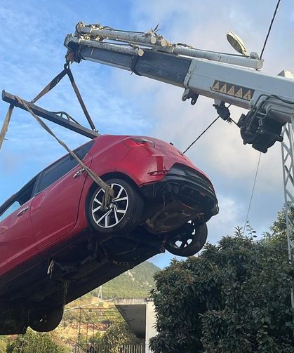 Patlayan su borusu yolda göçüğe neden oldu; taşan su ise otomobili bahçeye sürükledi