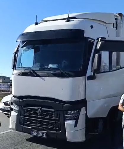 Sürücüleri flamayla uyarırken çarpan TIR'ın altında yaşamını yitirdi