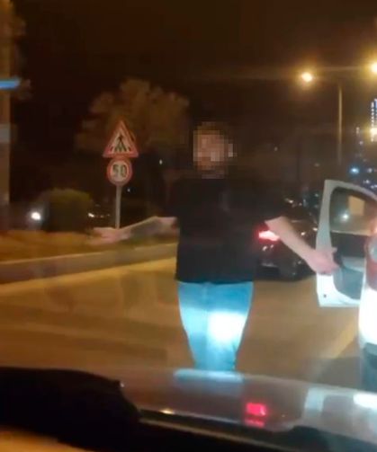 Trafikte tartıştığı kişilere yumruk atıp, tabancayla ateş açan kişinin görüntüleri ortaya çıktı