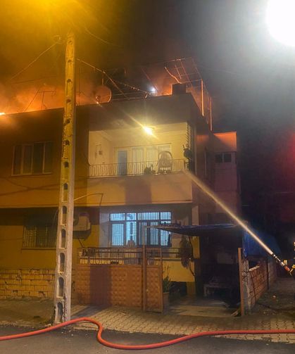 Hatay'da iki katlı evin terasında yangın