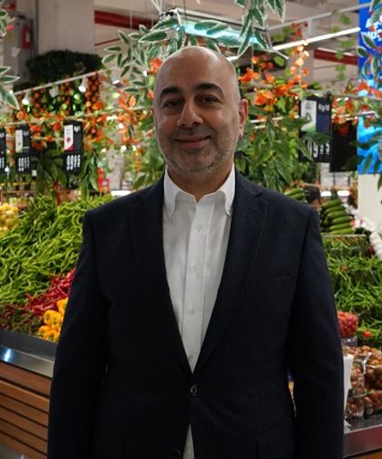 Mağaza açılışında indirimden yararlanmak isteyenler uzun kuyruklar oluşturdu